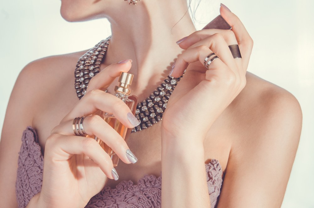 Beleza que encanta, mas também exige cuidado: o impacto dos cosméticos nas semijoias