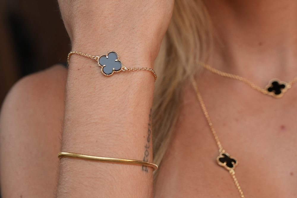 Como usar semijoias delicadas em combinações irresistíveis