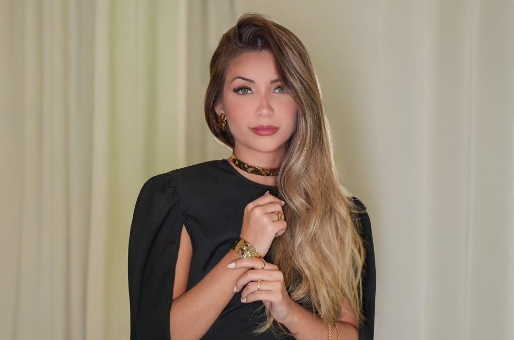 All black com semijoias douradas: Elegância e sofisticação com Munrá Semijoias